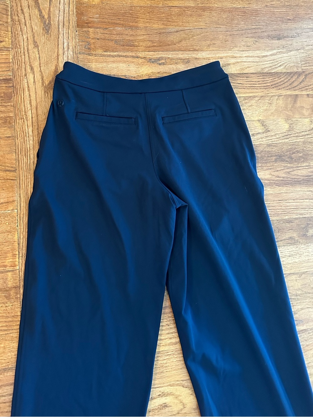 Lululemon Straight-Leg Mid-Rise Pant Luxtreme
Regular Woman's S Navy - Picture 7 of 10